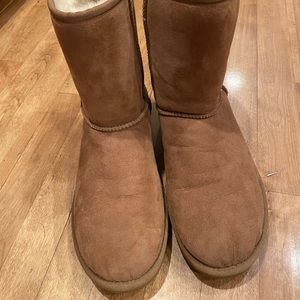 Ladies Classic Short Ugg Boots - Like New Size 10